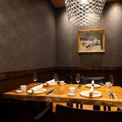 シックな内装の4名様VIP個室をご用意しました。大切な方との会食や接待など、特別なシーンにふさわしい上質なプライベート空間で、心ゆくまでおくつろぎください。