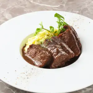 近江牛の赤ワイン煮込み