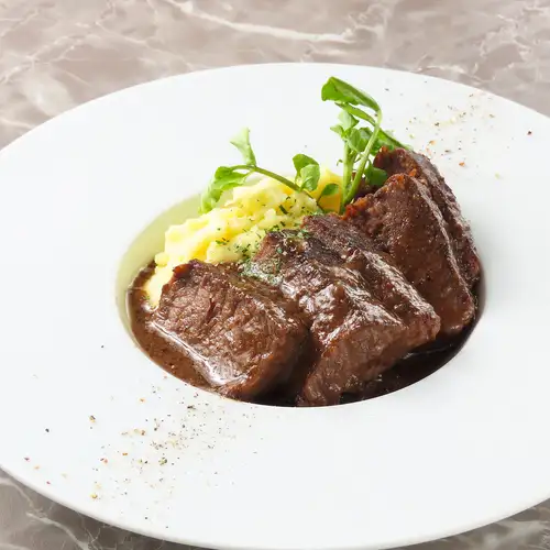 近江牛の赤ワイン煮込み