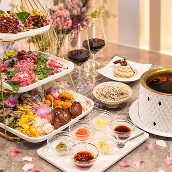 【全新趣味火锅套餐！】仅限预约，颜值超高的药用蘑菇火锅套餐（仅限午餐，6000日元）