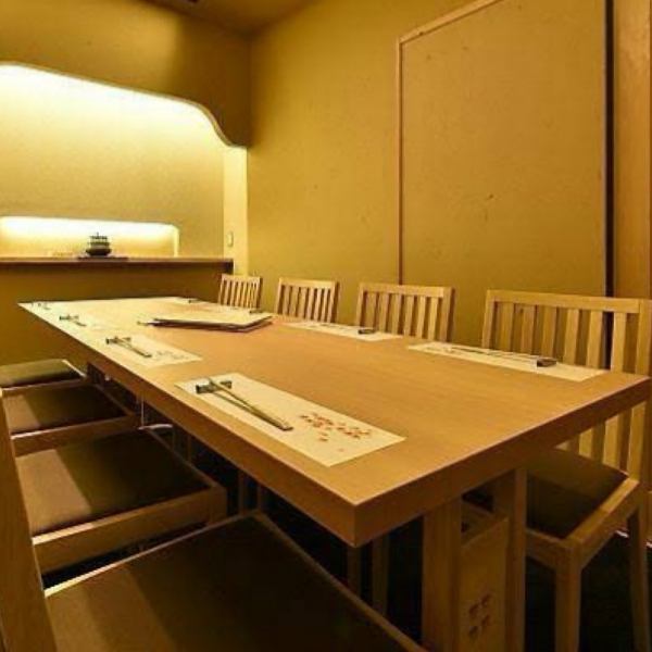 和の趣き溢れる店内は大人の為の落ち着いた雰囲気となっております。4名様～ご利用可能な個室席は横浜での接待や女子会、合コンなど各種宴会に最適なプライベート個室空間♪人気のお席のため早目のご予約がおすすめです。