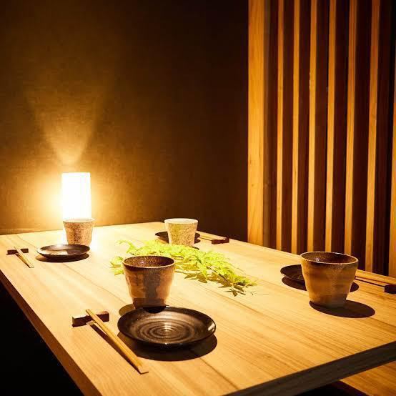 和の趣き溢れる店内は大人の為の落ち着いた雰囲気となっております。4名様~ご利用可能な個室席は横浜での接待や女子会、合コンなど各種宴会に最適なプライベート個室空間♪人気のお席のため早目のご予約がおすすめです。
