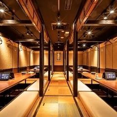 落ち着いた雰囲気の店内はテーブル席・個室のお席有!2名様からもご利用いただけるので、デートや少人数でのご利用も大歓迎です。ご宴会には嬉しい2時間飲み放題付コースが3500円からございますので、用途に合わせてお使いください!