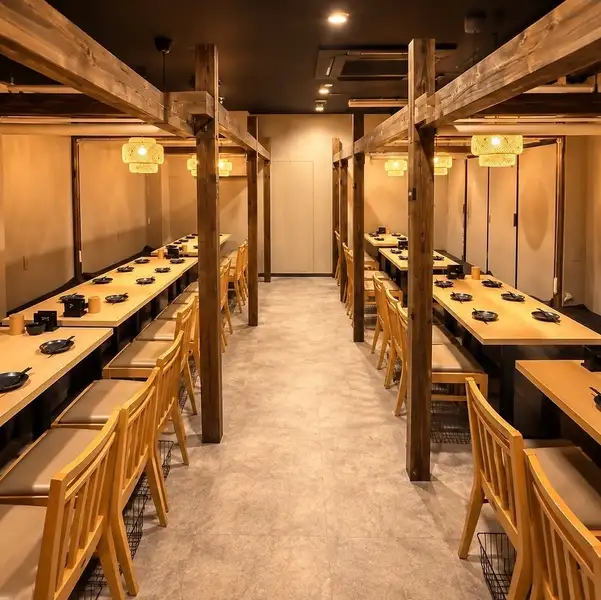 落ち着いた雰囲気の店内はテーブル席・個室のお席有！2名様からもご利用いただけるので、デートや少人数でのご利用も大歓迎です。ご宴会には嬉しい3時間飲み放題付コースが3500円からございますので、用途に合わせてお使いください！