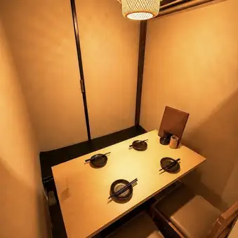 화의 정취 넘치는 점내는 어른을 위한 차분한 분위기가 되고 있습니다.2분~11분까지 이용 가능한 반개실석은 요코하마에서의 접대나 여자회, 미팅 등 각종 연회에 최적인 프라이빗 개인실 공간♪ 유익한 연회 코스 플랜도 예산에 맞추어 3500엔~ 준비.