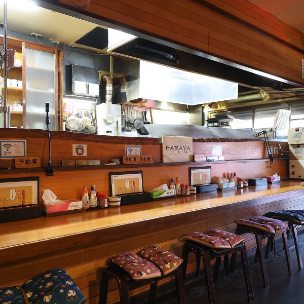 お一人様でのサク飲みや大切な方とのデートに最適なカウンター席を6席設けております。店主との会話を楽しんだり、調理のライブ感を間近で感じたりしながら、自分だけの特別な時間を満喫できる特等席です。お仕事帰りのご褒美の一杯や大切な人と肩を並じてじっくりとお酒を酌み交わしたい夜に、ぜひご利用ください♪