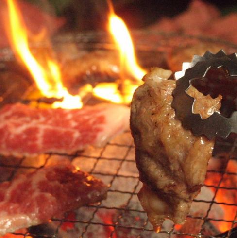 Meat craftsmen carefully select meat from a long-established yakiniku restaurant that has been in business for about 40 years and provide it by hand every day.