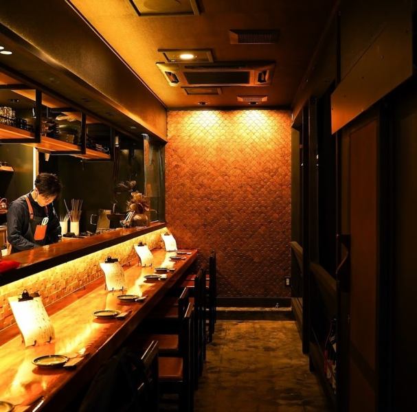 カウンター８席と半個室２つ。大人の空間でごゆっくり。