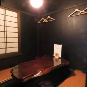 可容納 5 人的半私人餐桌是一個私人空間，您可以在這裡盡情享受，而不必擔心周圍的人。它非常適合女生之夜和小型聚會，舒適的距離有利於熱烈的交談。享受在美味食物和飲料的包圍下放鬆的時光。