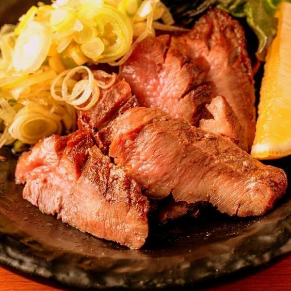 《炭火で焼き上げる》旨味凝縮の絶品牛タン
