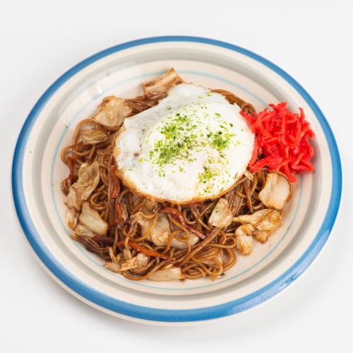 Fried noodles topped with fried egg