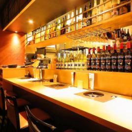 Counter seats with an array of liquor bottles.We recommend not only shochu and sake, but also wine carefully selected by the owner ♪ You can order while listening to the compatibility of food and sake and the push.