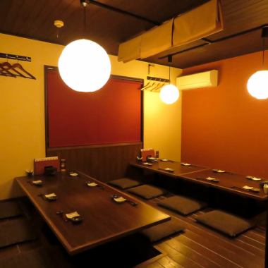 14名様までお座りいただけるお座敷席をご用意しております。ゆったりとくつろげる空間で、お客様がゆったりと足をのばしてくつろげる心地よいスペースとなっています。お友達や家族とのお食事や、会社の仲間たちとの楽しい時間も過ごせるお席です。大切な方々と一緒に楽しいひとときを。※画像は一例です。