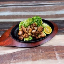 オリーブ地鶏の鉄板炙り！