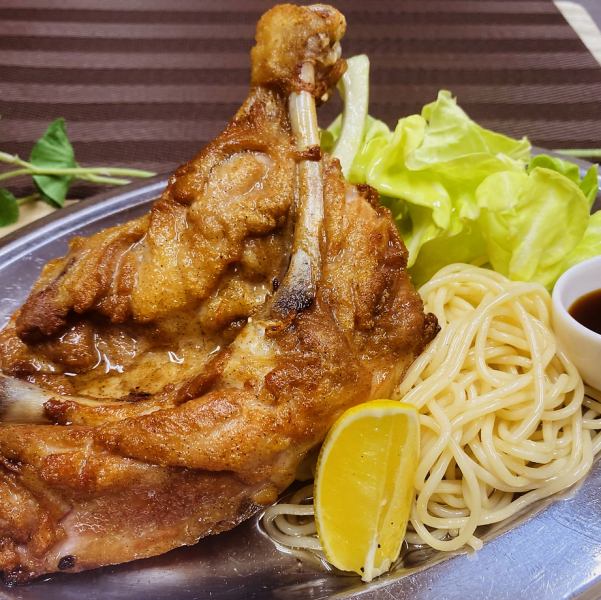 特製スパイスに漬け込んだ骨付鳥をオーダー毎に丹念に焼き上げています。