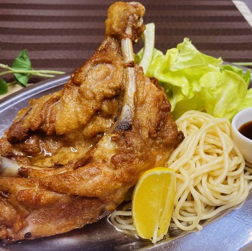 <p>特製スパイスに漬け込んだ骨付鳥をオーダー毎に丹念に焼き上げています。</p>