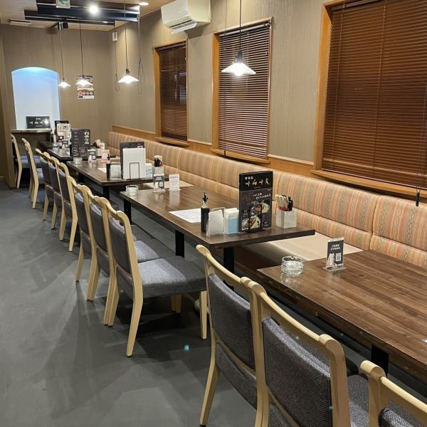 清潔感あふれる店内は、少人数から20名様以上の団体様まで幅広く対応可能です。可動式の仕切りを用いることで、周りを気にせず寛げる「半個室」空間としてもご利用いただけます。接待や各種宴会にも最適な、明るくクリーンな雰囲気の中で、心地よいひとときをお過ごしください。