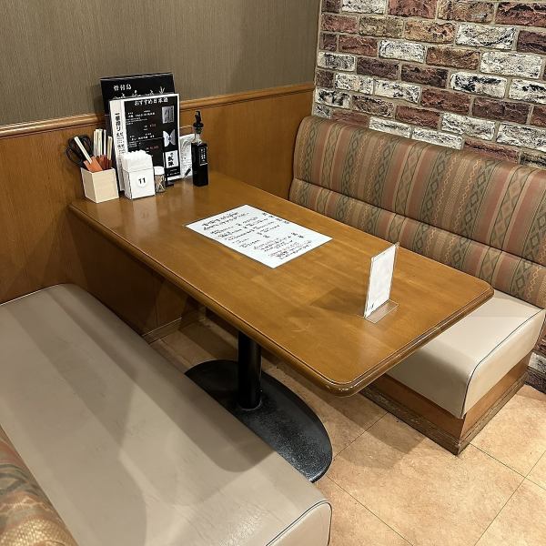 ゆったりと寛げるソファー席を完備。小さなお子様連れのご家族も、周りを気にせず安心してお食事をお楽しみいただけます。明るく清潔感もあり、週末のファミリー利用や大切な方との団らんに最適です。居心地の良い空間で、心温まるひとときをお過ごしください。