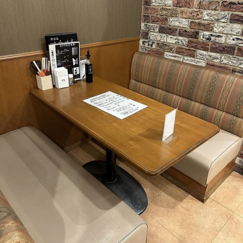 <p>ゆったりと寛げるソファー席を完備。小さなお子様連れのご家族も、周りを気にせず安心してお食事をお楽しみいただけます。明るく清潔感もあり、週末のファミリー利用や大切な方との団らんに最適です。居心地の良い空間で、心温まるひとときをお過ごしください。</p>