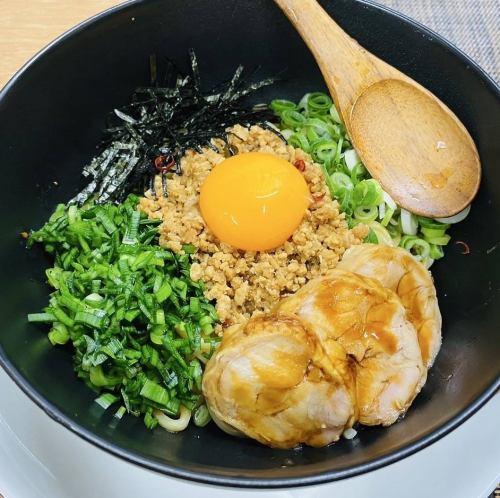 鶏そぼろチャーシュー月見まぜそば