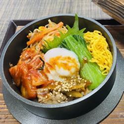 Kimchi and vegetable bibimbap in a clay pot