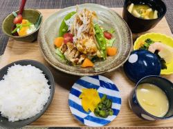 Crispy fried chicken set meal! Served with dashi vinegar.