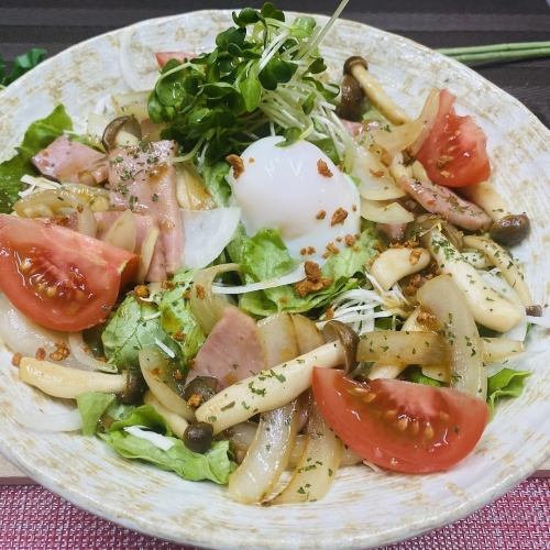 半熟卵!ベーコンきのこ!温野菜サラダ