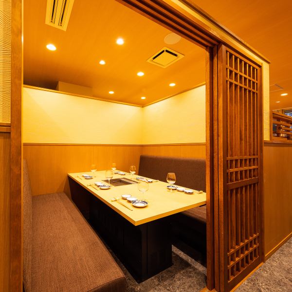 【半個室あり】ご予約必須の半個室席は落ち着いた雰囲気で、デートや記念日などにもピッタリ！周りを気にせず、お食事をお楽しみ頂けます。