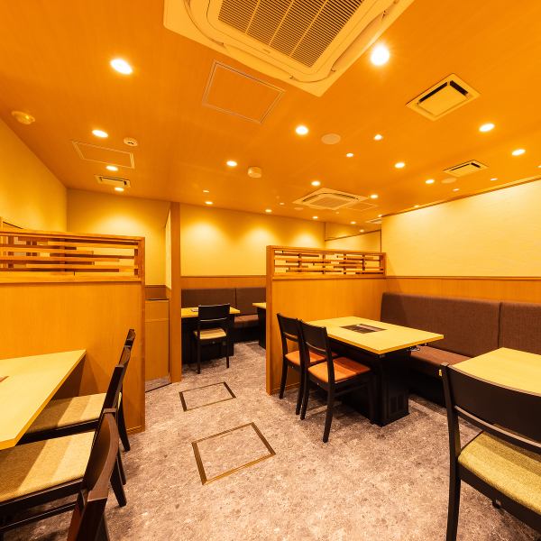 【大人数も対応可】4名様用のテーブル席を複数ご用意しておりますので、最大16名までお近くのお席でお楽しみいただけます。