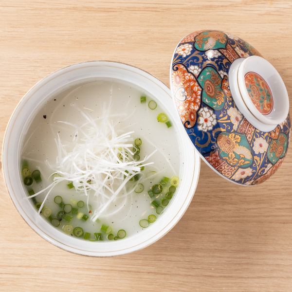 陶器は「伊万里焼」を多数採用