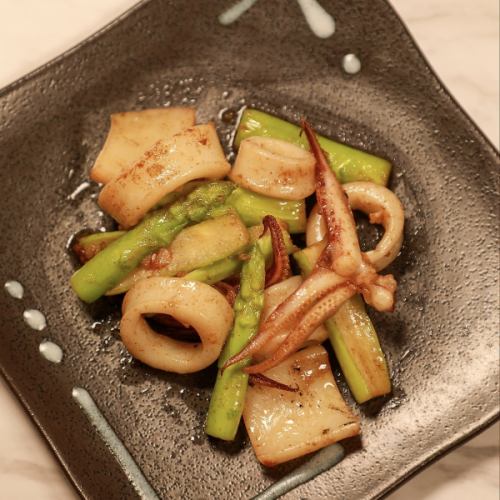 Sauteed spear squid and asparagus in garlic butter