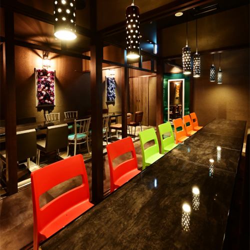 <p>店內分為【可以脫鞋休息的堀被爐座位】和【可以脫鞋用餐的餐桌座位】兩個空間。當然，兩個房間都是完全私人的房間。請告訴我們您喜歡哪個房間。因此，您可以充分利用您的私人空間。#名古屋站#Meiteki #包廂#肉類#午餐#居酒屋</p>