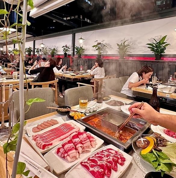 【おしゃれなテラス席】テーブルを囲いながら楽しくお食事をしていただけます♪おしゃれな雰囲気はプライベート利用にも最適★