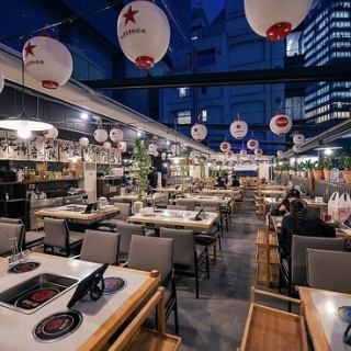 開閉式の屋根があるので雨の日でも安心。天気を気にせずにお楽しみいただけます。