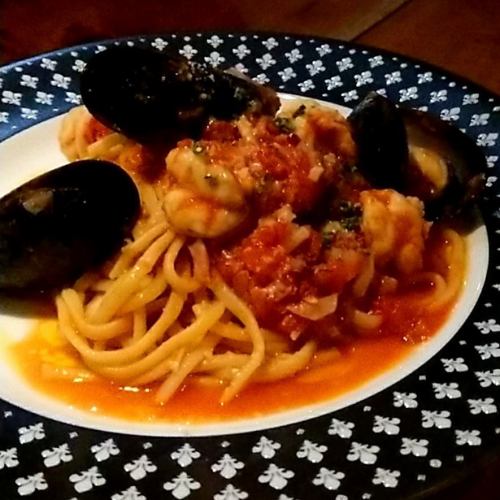 Tomato spaghetti with shrimp and mussels