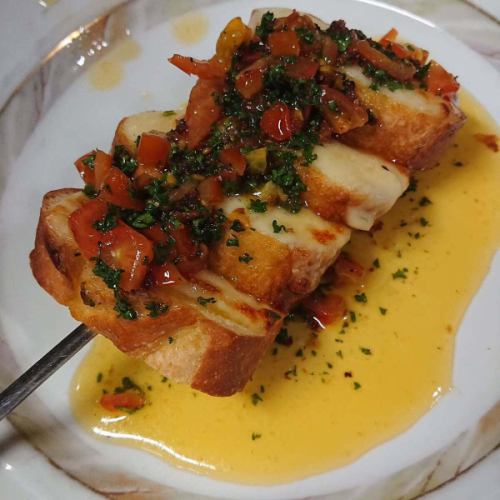 Hello everyone,
This is a bistro report.

This menu is
Oven-baked baguette and mozzarella cheese

Crispy baked baguette
Melty mozzarella cheese
Enjoy it with fragrant oil sauce.

LINE Friends
https://Lin.ee/QNaJK47

≡≡≡≡≡≡≡≡≡≡≡≡≡≡≡≡≡≡≡
Bistrot Report
Business hours: Sunday to Thursday 17:30~22:30
▶︎Friday and Saturday 17:30-24:00
Closed on Mondays (Tuesdays before public holidays).Please make a reservation if you come.)
Please make your reservation early as it gets busy on Fridays, Saturdays and before holidays.
☎096-326-2622
〒 2-7-32 Shimotori, Chuo-ku, Kumamoto City, Kumamoto Prefecture Shower Valley Building 1F Shower Street The shop is located at the back of the building next to Paul Smith on the first floor with a terrace.
Reservations are being accepted via Hot Paper.
https://www.hotpepper.jp/strJ000031521/yoyaku/
≡≡≡≡≡≡≡≡≡≡≡≡≡≡≡≡≡≡≡
#Kumamoto #Kumamoto City #Kumamoto Gourmet #Shimotori #Italian #pizza #pasta #date #anniversary #birthday #surprise #cheese #raclette cheese #cheese fondue #Shower Street #delicious #gourmet girl #freshly squeezed Mont Blanc #Neapolitan pizza