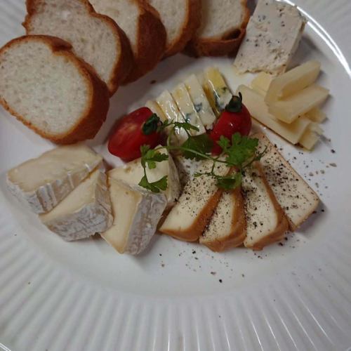 Hello everyone,
This is a bistro report.

Yesterday's rain, today's cloudy sky has made it cooler.
I hope autumn will arrive soon, but it looks like it's going to get hot again 😅

The customer who came last night said that he had checked it using AI.
The atmosphere is very nice.
He was very happy 😄

All our staff want you to be happy.
It's more encouraging than anything 👍

We are open for business today as well
Thank you very much 😊

LINE Friends
https://Lin.ee/QNaJK47

≡≡≡≡≡≡≡≡≡≡≡≡≡≡≡≡≡≡≡
Bistrot Report
Business hours: Sunday to Thursday 17:30~22:30
▶︎Friday and Saturday 17:30-24:00
Closed on Mondays (Tuesdays before public holidays).Please make a reservation before coming.)
Please make your reservation early as it gets busy on Fridays, Saturdays and before holidays.
☎096-326-2622
〒 2-7-32 Shimotori, Chuo-ku, Kumamoto City, Kumamoto Prefecture Shower Valley Building 1F Shower Street The shop is located at the back of the building next to Paul Smith on the first floor with a terrace.
Reservations are being accepted via Hot Paper.
https://www.hotpepper.jp/strJ000031521/yoyaku/
≡≡≡≡≡≡≡≡≡≡≡≡≡≡≡≡≡≡≡
#Kumamoto #Kumamoto City #Kumamoto Gourmet #Shimotori #Italian #pizza #pasta #date #anniversary #birthday #surprise #cheese #raclette cheese #cheese fondue #Shower Street #delicious #gourmet girl #freshly squeezed Mont Blanc #Neapolitan pizza