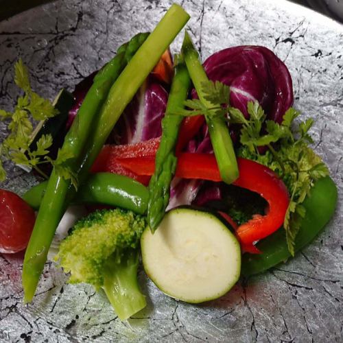 大家好，
這是一份小酒館報告。

使用時令蔬菜
Bagna Cauda 是
你喜歡嗎

這是一道非常適合搭配葡萄酒的菜餚。

LINE 好友
https://Lin.ee/QNaJK47

≡≡≡≡≡≡≡≡≡≡≡≡≡≡≡≡≡≡≡
酒館報告
營業時間：週日至週四 17:30~22:30
▶︎週五、週六 17:30-24:00
每週一（公眾假期前為週二）休館。來之前請提前預約。 ）
請儘早預訂，因為週五、週六和假日前會很忙。
☎096-326-2622
〒熊本縣熊本市中央區下通2-7-32 Shower Valley大廈1F Shower Street 店舖位於大廈背面，1樓Paul Smith隔壁，有露台。
可以透過 Hot Paper 接受預訂。
https://www.hotpepper.jp/strJ000031521/yoyaku/
≡≡≡≡≡≡≡≡≡≡≡≡≡≡≡≡≡≡≡
#熊本 #熊本市 #熊本美食 #Shimotori #義大利 #披薩 #義大利麵 #約會 #週年紀念 #生日 #驚喜 #起司 #拉克雷特起司 #起司火鍋 #淋浴街 #美味 #美食女孩 #鮮榨白朗峰 #那不勒斯披薩
