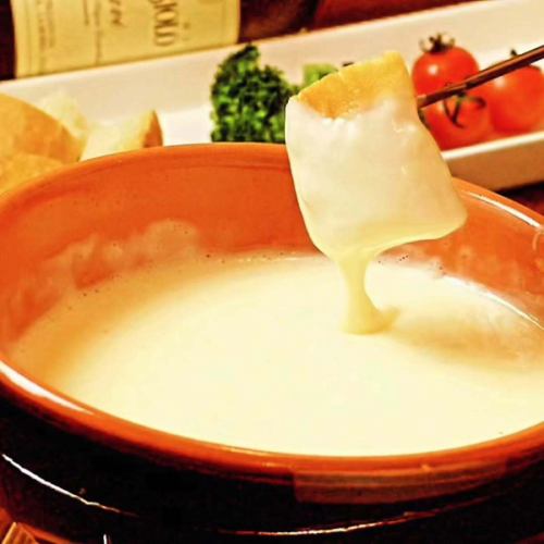皆様こんにちは
びすとろルポです

皆様好きですよね
チーズ‼️

チーズフォンデュは
スイス、フランス、イタリア
のアルプス山脈近辺の代表的な家庭料理です😄
あちらはヤギや、ヒツジや牛の放牧で大量のチーズが取れることから、手軽で美味しいこの料理が定番なんですね😄

日本の家庭では中々出来ないこの料理

びすとろルポのは美味しいですよ😄

是非一度ご賞味ください

LINE友達
https://Lin.ee/QNaJK47

≡≡≡≡≡≡≡≡≡≡≡≡≡≡≡≡≡≡≡
びすとろルポ
営業時間▶日〜木曜17:30～22:30
 ▶︎金.土曜17:30〜24:00
定休日▶︎月曜日(祭日前は火曜休み。お越しの際はご予約をお願いします✨)
金曜、土曜、祝日前などは混み合いますのでお早めにご予約ください🙇
☎096-326-2622
〒 熊本県熊本市中央区下通２－７－３２ 　シャワーヴァレービル１Ｆ シャワー通りポールスミス隣のビルを奥へ1階テラスのあるお店です
ご予約はホットペーパーで受付中✨
https://www.hotpepper.jp/strJ000031521/yoyaku/
≡≡≡≡≡≡≡≡≡≡≡≡≡≡≡≡≡≡≡
#熊本 #熊本市 #熊本グルメ #下通 #イタリアン #ピザ #パスタ #デート #記念日 #誕生日 #サプライズ #チーズ #ラクレットチーズ #チーズフォンデュ #シャワー通り #美味しい #グルメ女子#絞りたてモンブラン#ナポリピザ#同窓会#忘年会#結婚式2次会#親睦会