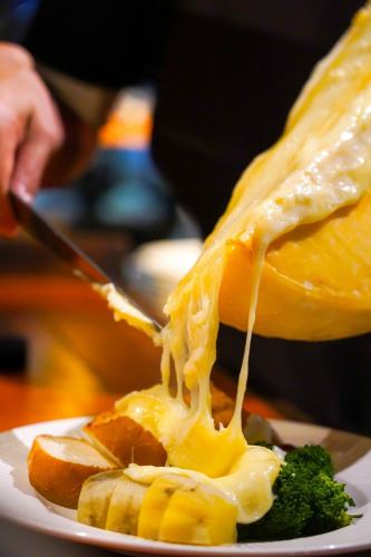 親しい人との特別な日にぴったりの料理をご紹介します✨

とろけるチーズがたまらないラクレットや、新鮮なシーフードで彩られた贅沢な一皿。

シーフードパエリアとフォトジェニックなピザも忘れずに🍴

大切な瞬間をさらに彩る、この絶品料理で素敵な時間をお過ごしください💖

#記念日ディナー #美味しい時間 #ラクレット #シーフード #パエリア #ピザ #デート夜ごはん #美食家の集い #グルメ旅