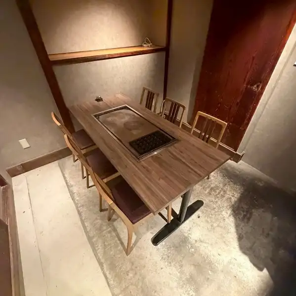 あかり堂の奥には3名様から最大7名様までプライベート空間としてご利用いただける個室を1室ご用意しております◎シックな内装と温かみのある木目調のテーブルが融合した大人の隠れ家のような上質な雰囲気です♪誕生日や記念日のお祝い、大切なご宴会など特別なひとときに最適です◎
