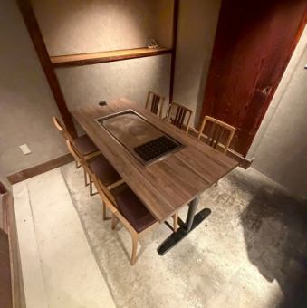 3～7名様まで対応可能の、周りの視線を一切気にせずゆったりとリラックスして過ごせる個室のお席です。大切な記念日のお祝いや、特別なお客様をお招きしてのビジネスシーン、おもてなしの接待など、あらゆる重要なお集まりに最適な、上質でプライベート感溢れる極上の空間です。