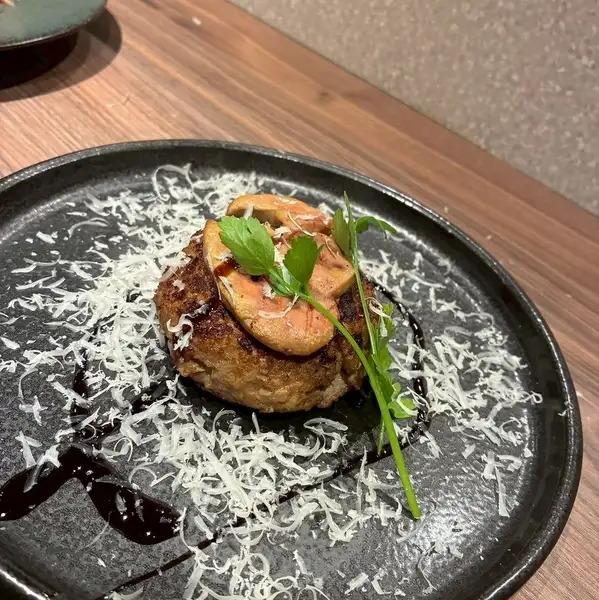 【極上の鉄板焼き】フォアグラを贅沢にのせた『黒毛和牛ハンバーグ-ロッシーニ風-』をあかり堂で堪能して♪