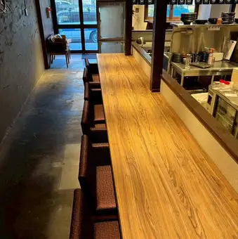 您可以在露台上舒适地享用美食并吸烟（※照片右上角显示的是露台座位）。