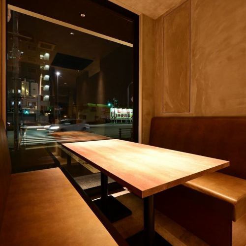 <p>Table seats that can seat up to 6 people.Please enjoy a relaxing time.The tables are large because the food is served in small portions.Enjoy our signature duck dishes away from the hustle and bustle of the city.</p>