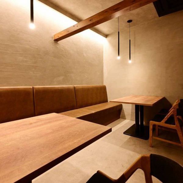 A semi-private room that can seat up to 12 people.The spacious seats are perfect for various banquets. It can also be used for 4 people, so it can also be used for small parties.