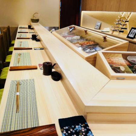 在柜台座位，您可以享受时令菜肴，同时与Itamae-san交谈。请务必询问第1号建议和配对清酒。您可以享用豪华成熟的Edomae寿司。