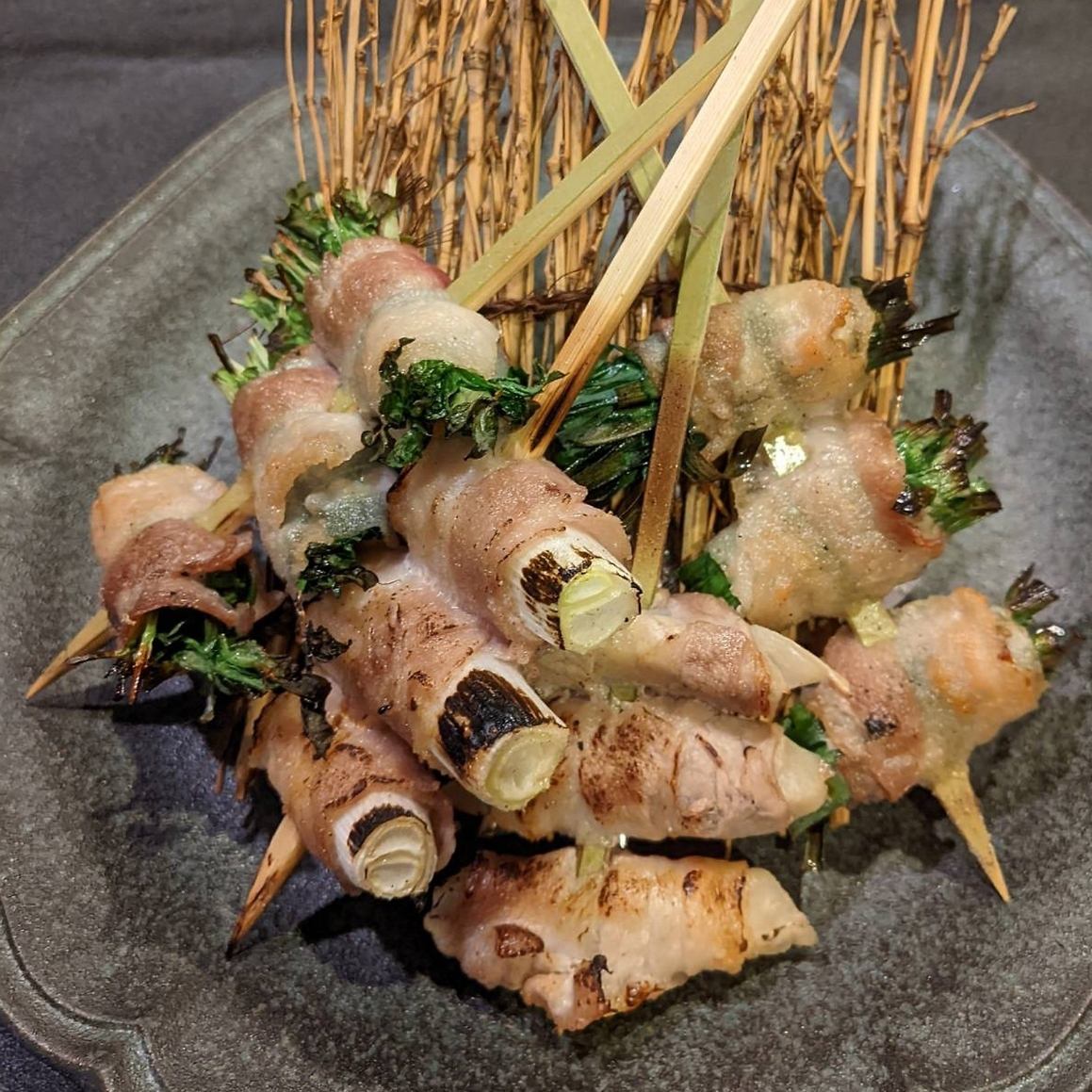 炭火でじっくりと焼き上げる焼き鳥は、ビールや日本酒にぴったり