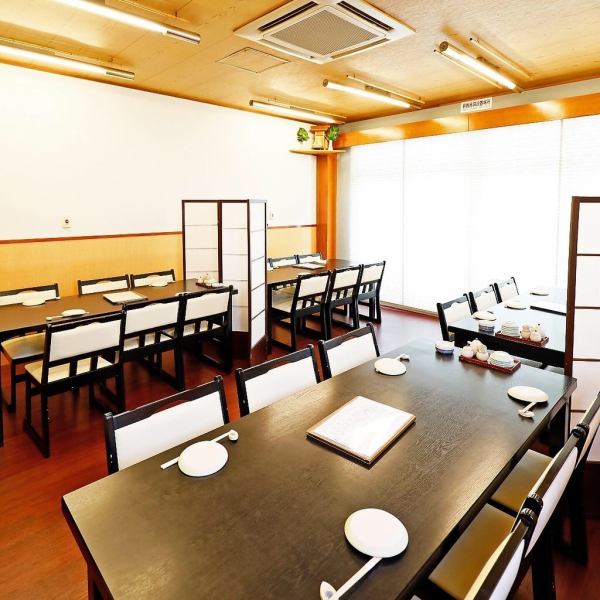 3階大広間の最大24名様まででご利用いただけるテーブル席です。大人数でのご宴会やご法要などでもご利用いただけます。解放感があり広々とくつろいでいただけるようになっております。是非お越しくださいませ。奈良県/近鉄/大和八木/創作/寿司/ランチ/ディナー/宴会/貸切/忘年会/歓送迎会/女子会/割烹/コース/飲み放題