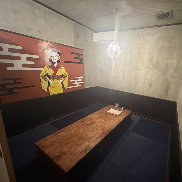 ゆったり足を伸ばせる座敷席は、中規模の宴会やグループ利用に重宝する人気空間。柔らかな雰囲気で会話もはずみ、長時間の宴会でもくつろいで過ごせます。歓送迎会・打ち上げ・家族の集まりなど幅広い用途に対応でき、みんなで囲む料理がより一層おいしく感じられる居心地の良い席です。